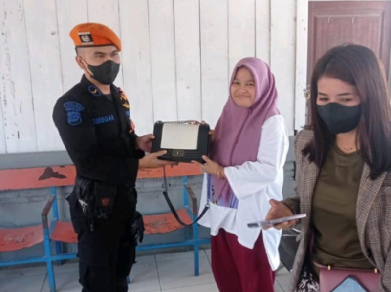 Petugas menyerahkan barang penumpang yang ketinggalan di kereta api berkat adanya layanan KAI yaitu Lost and Found. (Foto:Dok.KAI Divre I Sumut)