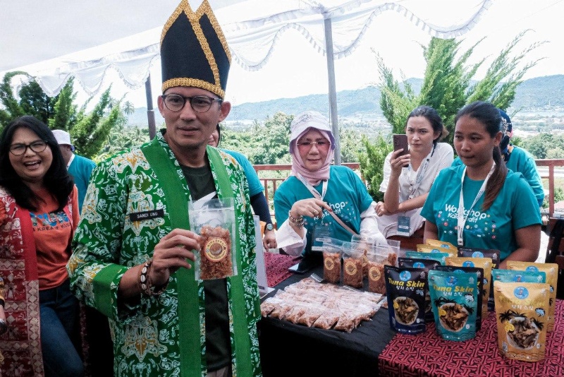Menparekraf Sandiaga Uno memegang kuliner khas Bitung