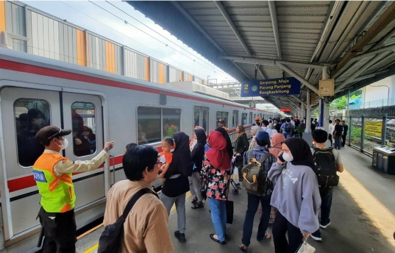 KRL beroperasional di Stasiun Jurangmangu.(Ist)