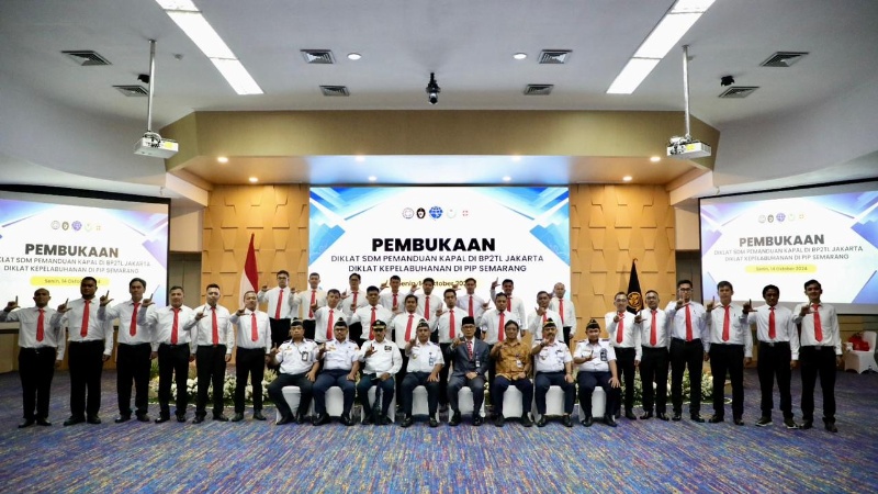 Dirjen Hubla bersama peserta Diklat Pemanduan