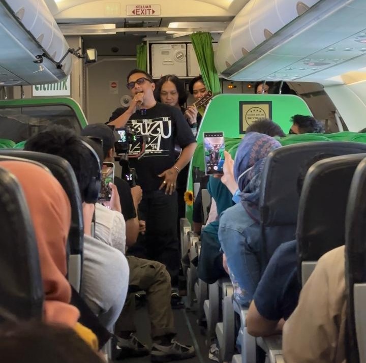 Sal Priadi saat konser di pesawat Citilink