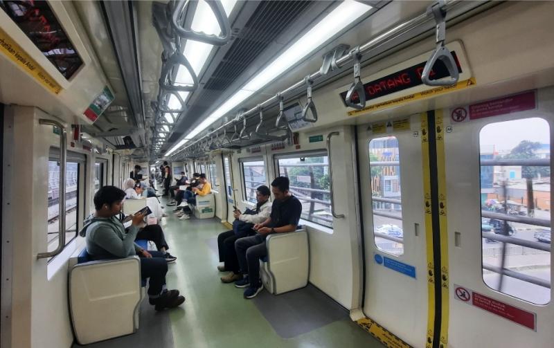 Penumpang saat berada di rangkaian LRT Jabodebek. (Ist)