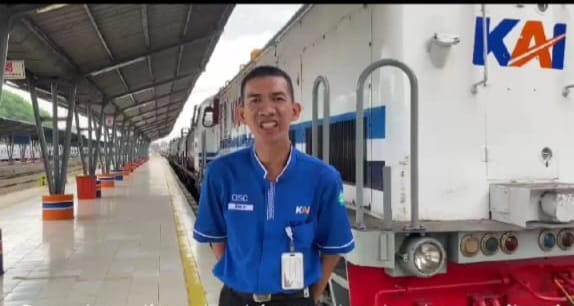 Salah seorang personel KAI Services berkebutuhan khusus