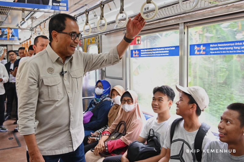 Menhub sapa penumpang KRL 