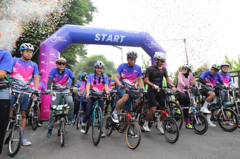 Direktur Utama KAI Didiek Hartantyo mengikuti kegiatan KAI Railway Cyclist Fest 2024, yang diselenggarakan di Kota Bandung, Jawa Barat pada Sabtu (19/10/2024). 