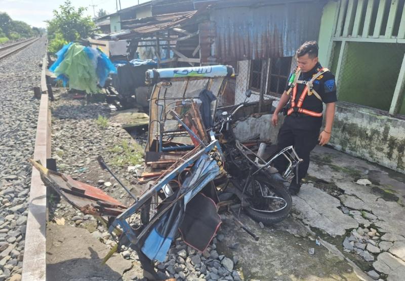 Sebuah becak motor tertabrak KA Srilelawangsa tujuan Medan-Binjai di perlintasan sebidang, pada 14 Oktober 2024.  