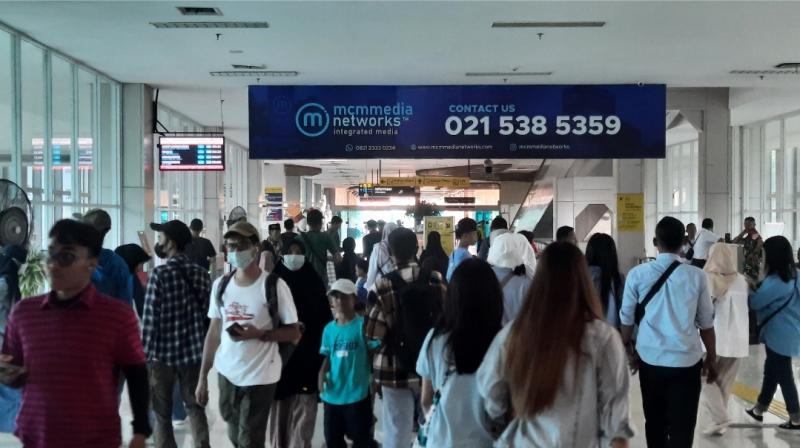 Suasana penumpang KRL saat hendak keluar Stasiun BNI City. 
