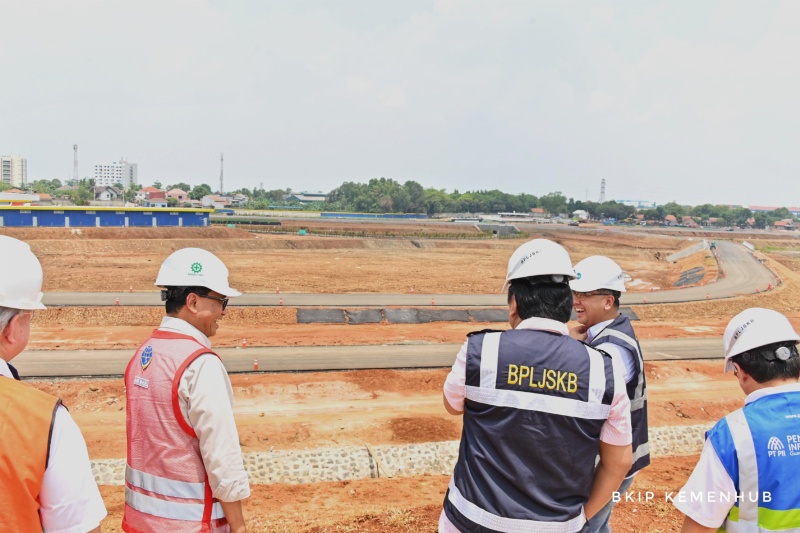 Menhub saat meninjau proyek BPLJSKB Bekasi