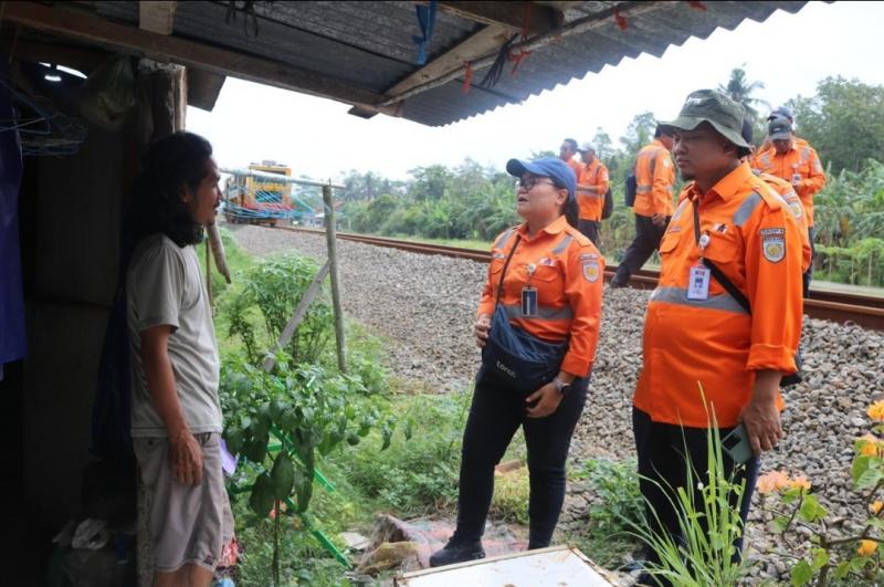 Deputy Vice President Daop 5 Purwokerto Yudhi Hartanto, Manager Humas KAI Daop 5 Purwokerto Feni Novida Saragih dan tim saat melakukan pemeriksaan jalur KA dan sosialisasi kepada masyarakat di sekitar jalur KA di petak antara Stasiun Gandrungmangun - Stasiun Kawunganten pada Rabu, 23 Oktober 2024.