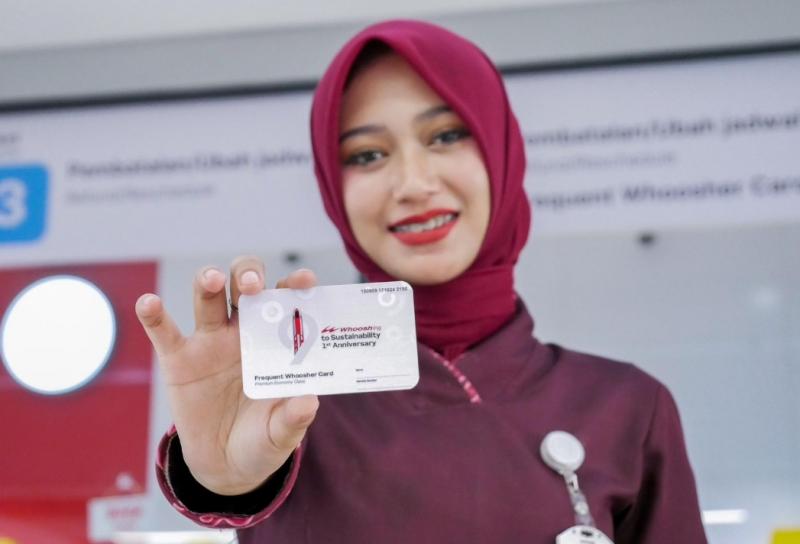 Petugas memperlihatkan kartu Frequent Whooser Card edisi khusus 1 tahun beroperasional whoosh. (Foto:KCIC)