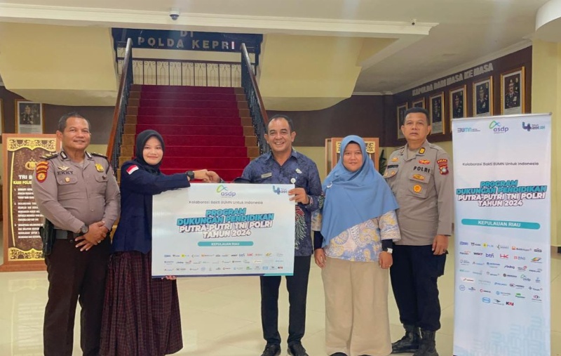 Pemberian beasiswa ASDP di Batam