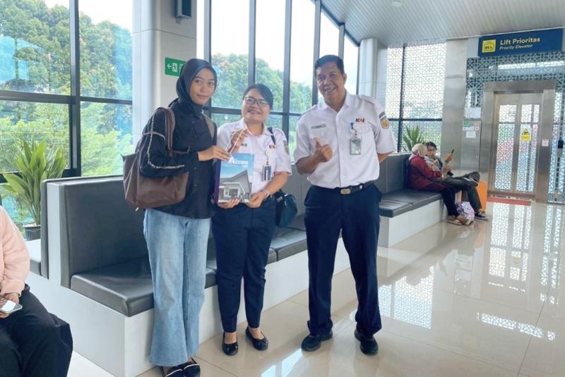 Tim KAI dari Daop 5 Purwokerto membagikan hadiah spesial kepada penumpang kereta api pada perayaan Hari Sumpah Pemuda pada Senin (28/10/2024).