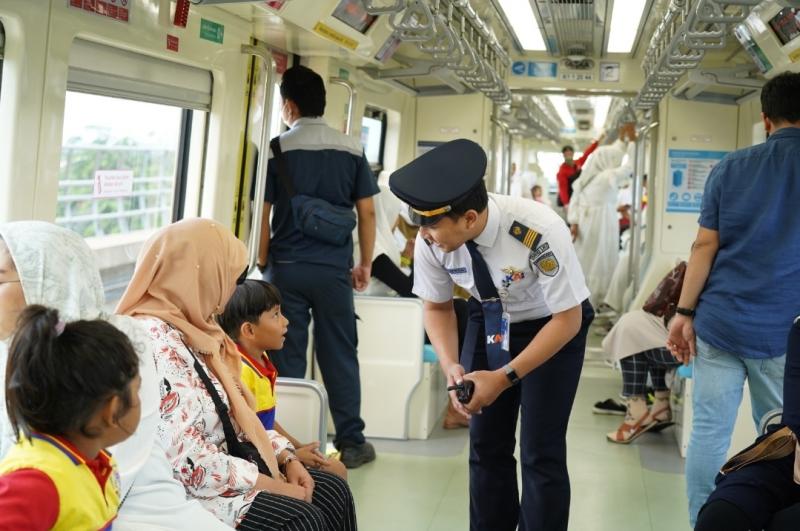 Train Attendant saat memberikan pelayanan kepada penumpang LRT Jabodebek. (Foto:KAI LRT Jabodebek)