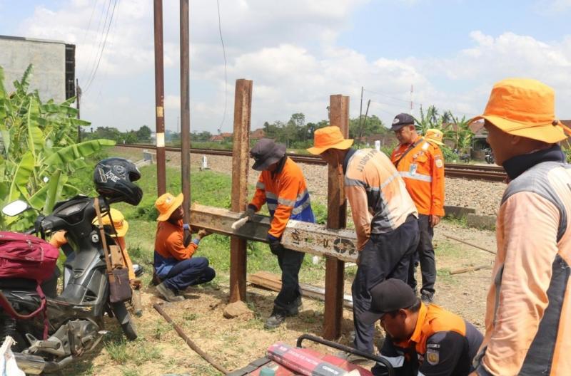 Petugas KAI Daop 5 Purwokerto melakukan penutupan di perlintasan KA di perlintasan liar di Km 451+ 6/7 Petak Stasiun Kebumen-Wonosari pada Rabu (30/10/2024).