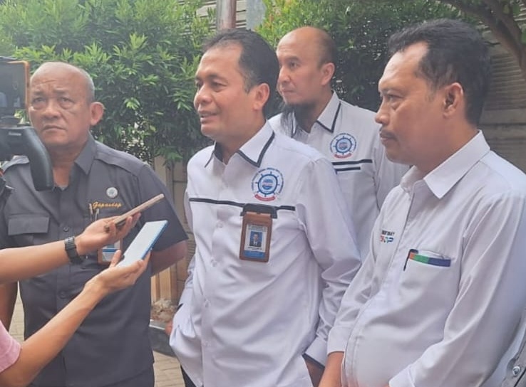 Kepala Gapasdap (tengah)