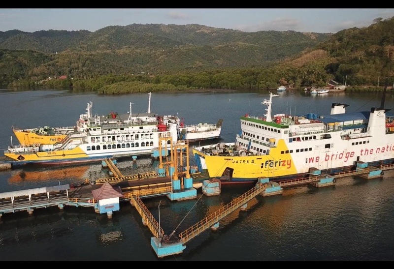 Kapal ASDP di Pelabuhan Penyeberangan