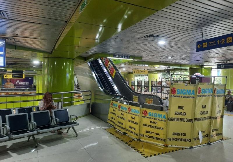 Fasilitas tangga berjalan di Stasiun Gambir dilakukan perbaikan oleh KAI Daop 1 Jakarta. (Ist)