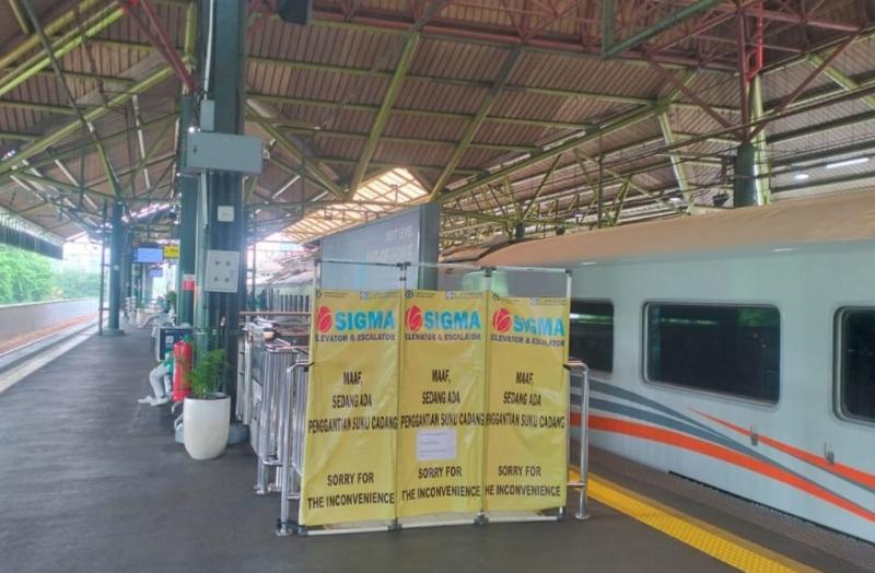 KAI Daop 1 Jakarta melakukan perbaikan fasilitas tangga berjalan di Stasiun Gambir hingga akhir November 2024 ini. (Ist)