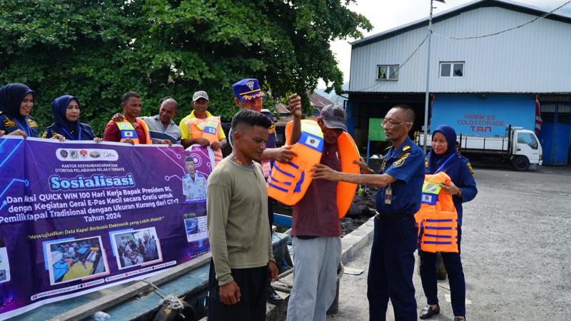 Kepala Seksi Status Hukum dan Sertifikasi Kapal KSOP Ternate, Capt.M.Alamin Husin saat bagikan life jacket kepada nelayan