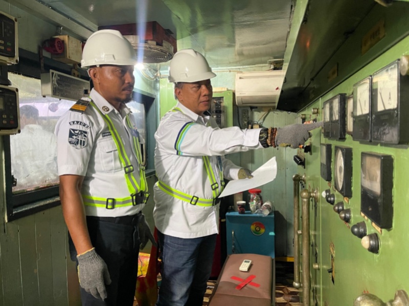 Pengecekan instrumen keselamatan kapal