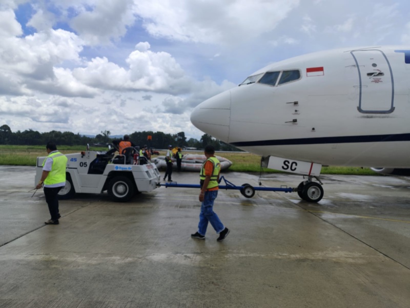 Pesawat Teigana Air di Bandara Sentani