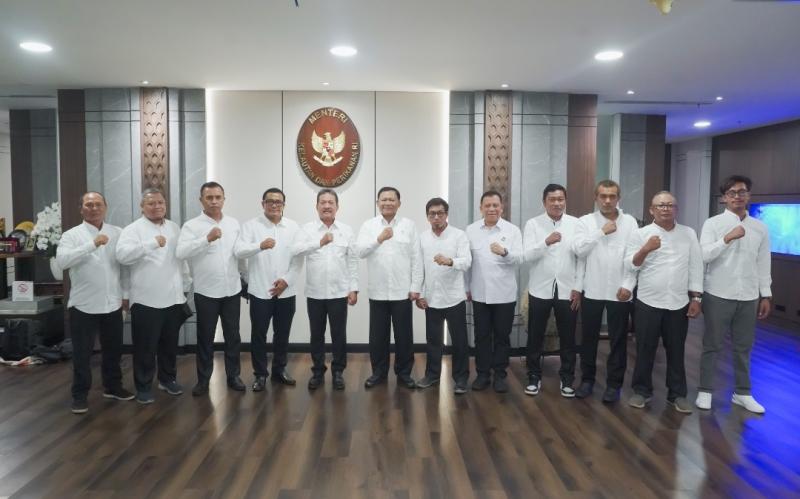 Menteri Kelautan dan Perikanan Sakti Wahyu Trenggono bersama perwakilan nelayan Pantura di kantor KKP, Jakarta Pusat, Selasa (5/11/2024) malam. Menteri Trenggono memastikan tancap gas menindaklanjuti kebijakan penghapusan utang untuk masyarakat nelayan, petani, dan pelaku UMKM, yang baru diteken oleh Presiden Prabowo.