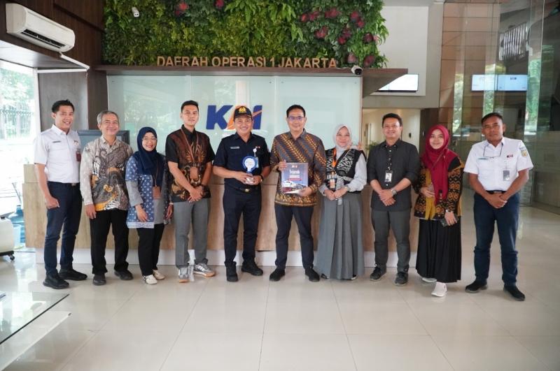 KAI Daop 1 Jakarta menerima kunjungan dari Inspektorat Jenderal Kementerian Agama Republik Indonesia (Itjen Kemenag RI) pada Kamis (8/11/2024).