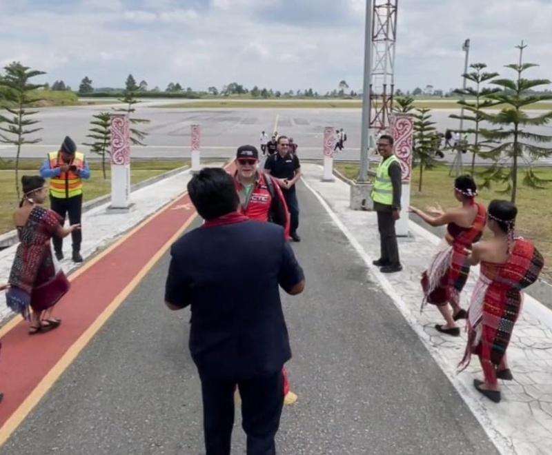 Tari Tortor di Bandara Silangit