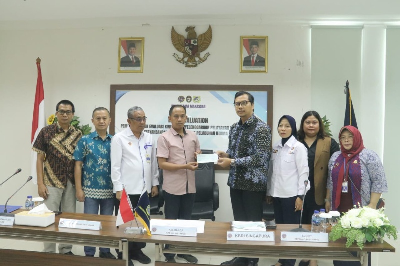 Penyerahan asuransi berupa draft bank pada ahli waris pelaut wafat saat bertugas
