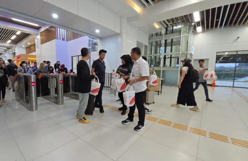 Petugas KCIC membagikan Service Recovery berupa makanan dan minuman kepada penumpang Whoosh yang mengalami keterlambatan keberangkatan karena adanya insiden atap rumah terbang ke jalur rel pada Sabtu (9/11/2024) siang.