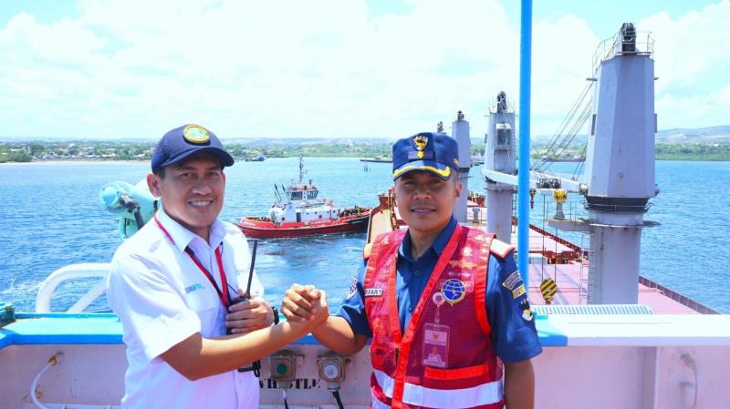 Ketibaan gula mentah di Pelabuhan Waingapu