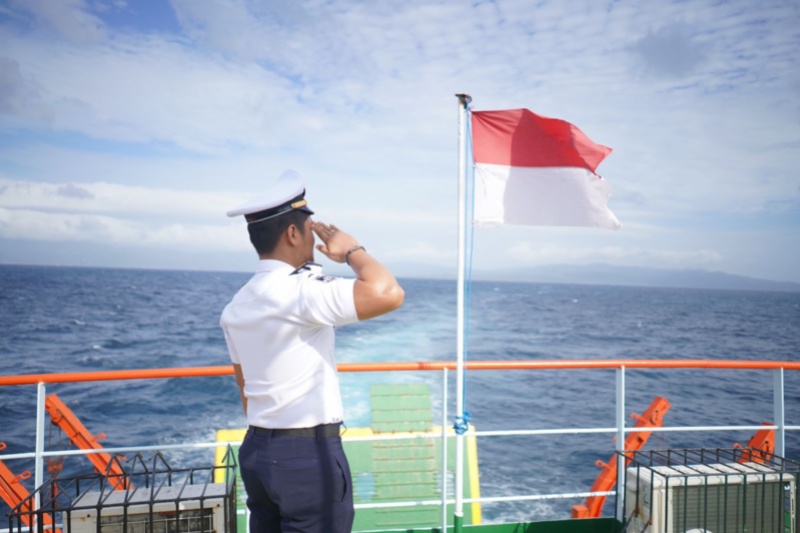 Peringatan Hari Pahlawan di atas laut