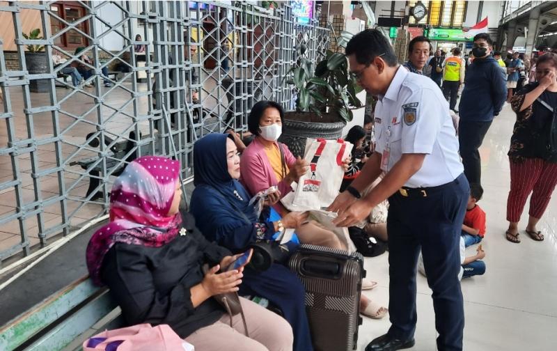 Dirut KAI Commuter Asdo Artriviyanto saat membagikan hadiah souvenir kepada penumpang KRL di Stasiun Jakarta Kota pada Senin (11/11/2024). Kegiatan tersebut merupakan apresiasi kepada penumpang dan juga memperingati Hari Pahlawan Nasional. 