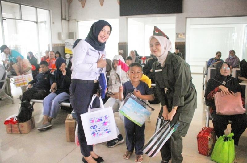Petugas KAI dari Daop 5 Purwokerto menyapa penumpang pada perayaan Hari Pahlawan Nasional, Ahad (10/11/2024).