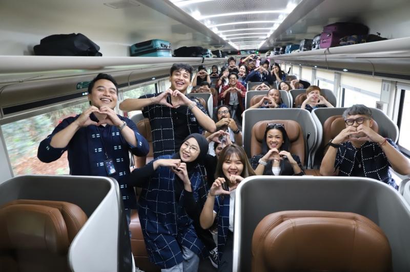 Konten kreator bersama para influencer melakukan perjalanan Travel by Train 