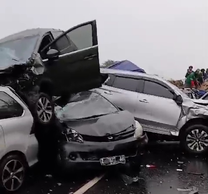 Kecelakaan di ruas tol libatkan teuk dan sejumlah kendaraan