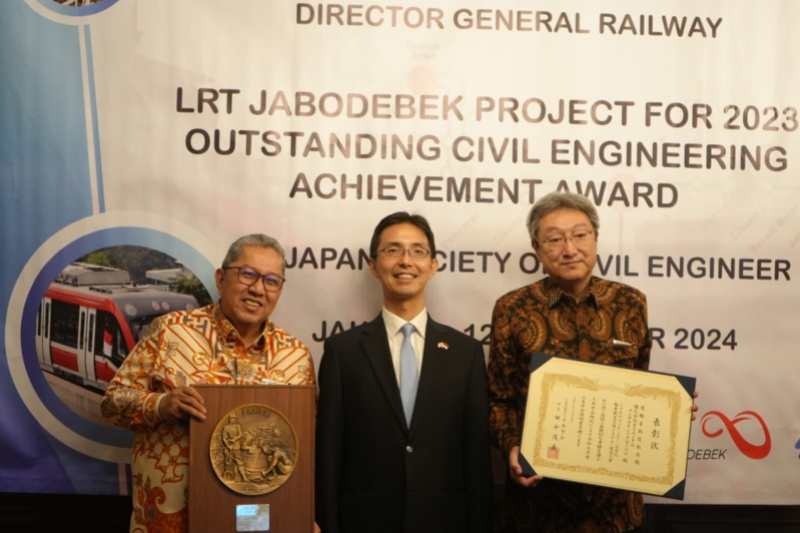 Dirjen Perkeretaapian Risal Wasal saat menerima penghargaan LRT Jabodebek