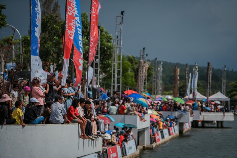 Penonton Aquabike Jetski tumpah ruah di Danau Toba