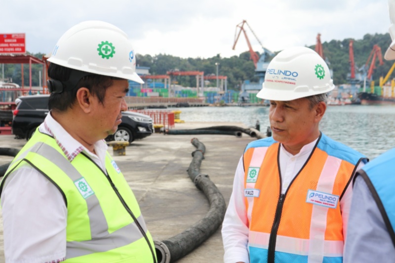 Direktur Utama PTP (kiri) dengan BM Teluk Bayur (Kanan) berdiskusi saat kunjungan ke Teluk Bayur 