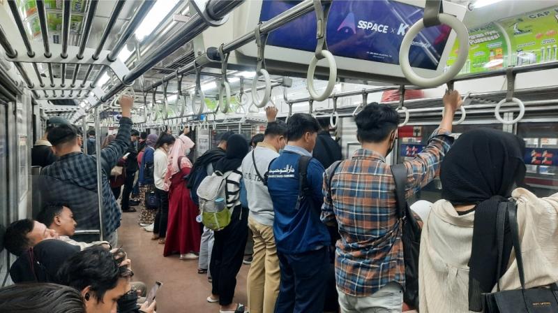Penumpang KRL tertahan di Stasiun Manggarai pada Selasa (19/11/2024) malam.
