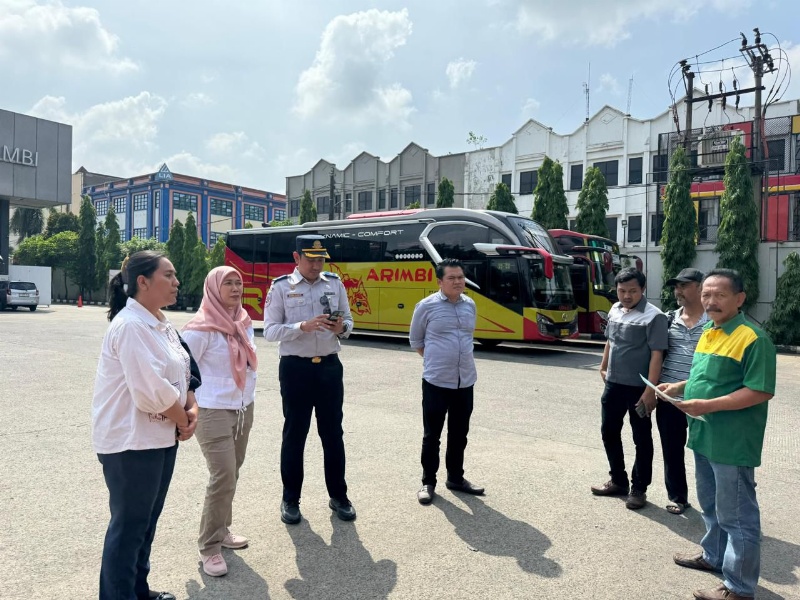Direktur Angkutan Jalan berbincang di sela rampcheck, Selasa (19/11/2024)