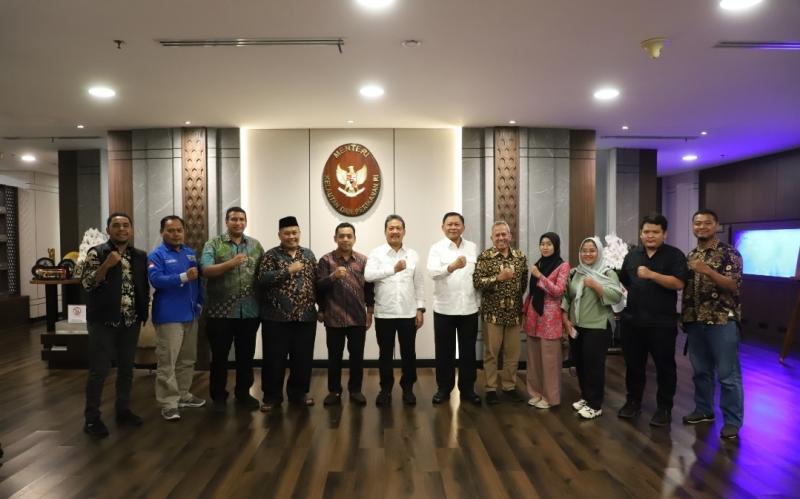 Menteri Kelautan dan Perikanan Sakti Wahyu Trenggono (tengah kiri berbaju putih), bersama Wakil Menteri Kelautan dan Perikanan (tengah kanan berbaju putih) Didit Herdiawan Ashaf, menerima kunjungan jajaran pengurus Kesatuan Nelayan Tradisional Indonesia (KNTI) di kantor KKP, Jakarta Pusat, Rabu (20/11/2024). Pertemuan tersebut untuk penguatan sinergi dua pihak dalam upaya meningkatkan kesejahteraan nelayan di Indonesia.