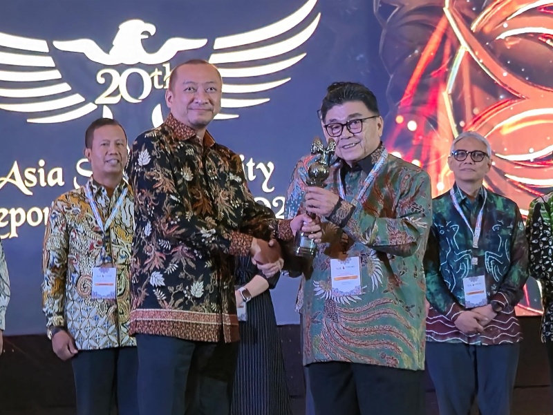 Direktur Keuangan InJourney Airports Yanindya Bayu Wirawan saat menerima penghargaan dalam ASRRAT 2024.
