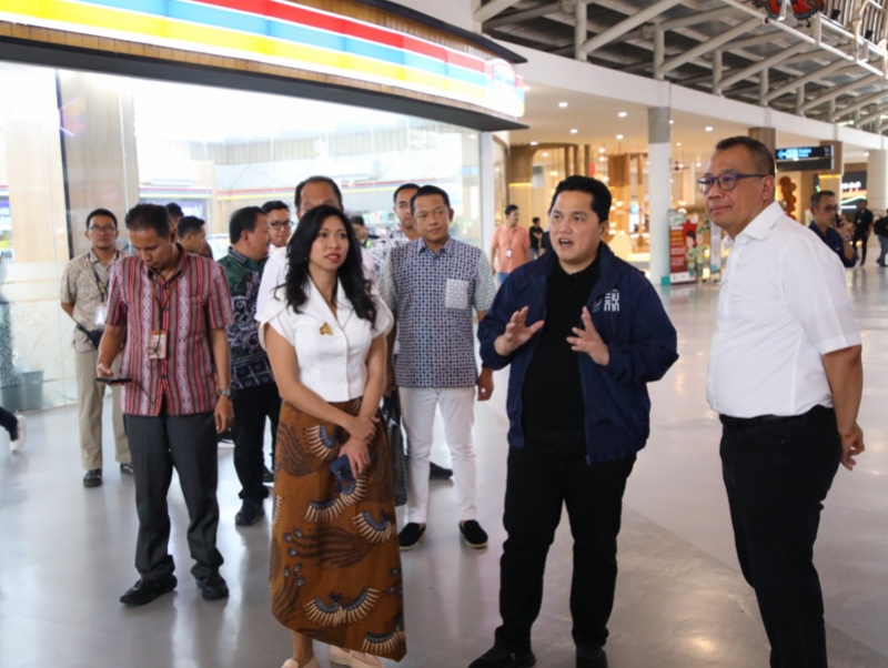 Menteri BUMN (tengah) saat di Bandara Ngurah Rai, Bali