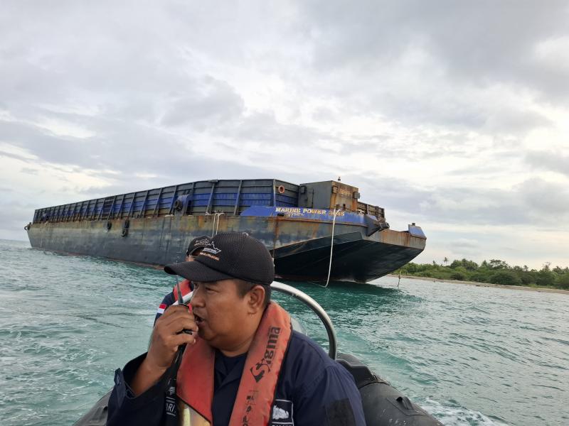 Kapal Tongkang yang alami putus tali tambat. Foto istimewa pangkalanplptjpriok
