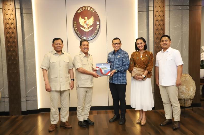 Menteri KKP Sakti Wahyu Trenggono (dua dari kiri) dan Menteri Perlindungan Pekerja Migran Indonesia (P2MI) Abdul Kadir Karding (berbatik) melakukan foto bersama, didampingi wakil menteri masing-masing, usai pertemuan di Kantor KKP, Jakarta Pusat, Selasa (26/11/2024). 