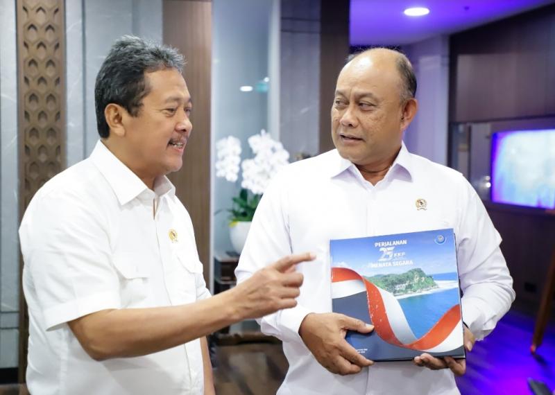 Menteri KKP Sakti Wahyu Trenggono bersama Kepala BGN, Dadan Hindayana di Kantor KKP, Jakarta, Kamis (28/11/2024).