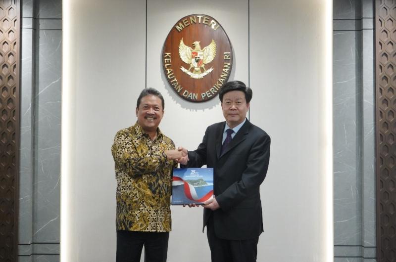 Pertemuan bilateral Menteri KKP Sakti Wahyu Trenggono dengan Wakil Menteri Sumber Daya Alam Tiongkok, SUN Shuxian, beserta sejumlah delegasi Provinsi Shandong di Kantor KKP, Jakarta, Jumat (29/11/2024).