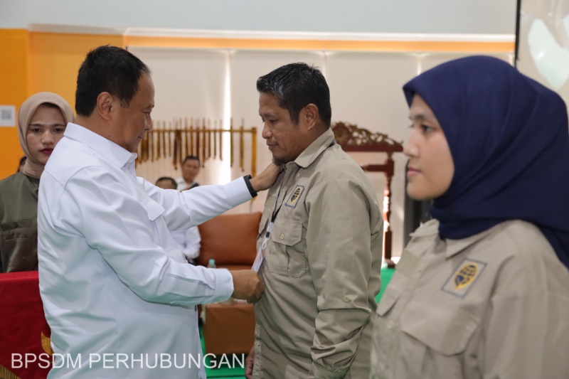 Wamenhub sematkan tanda kepesertaan PPK Kemenhub di Retreat di Ciwidey