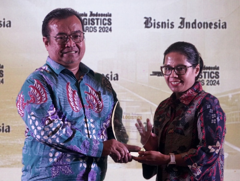Direktur Utama PTP Non Petikemas Indra Hidayat Sani menerima  penghargaan Bisnis Indonesia Awards. Award